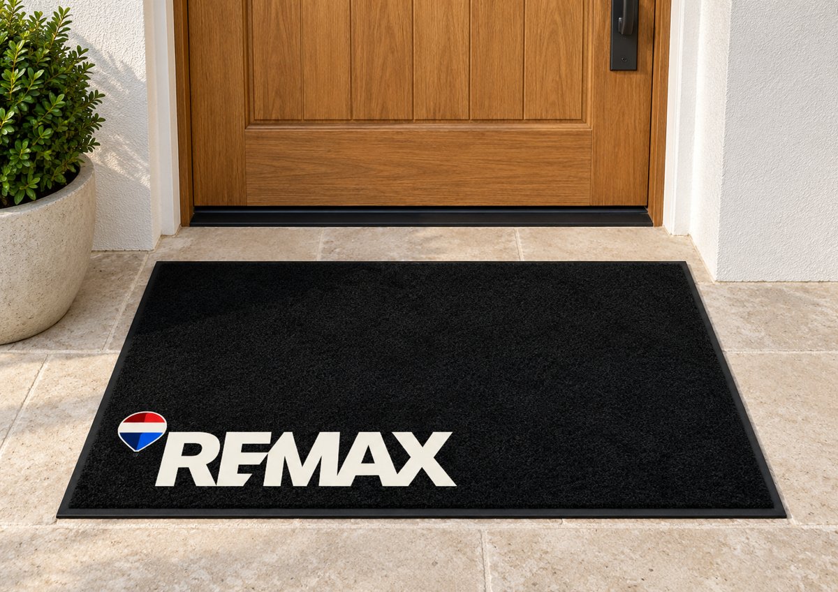 Black logo mat with the RE/MAX logo in the corner